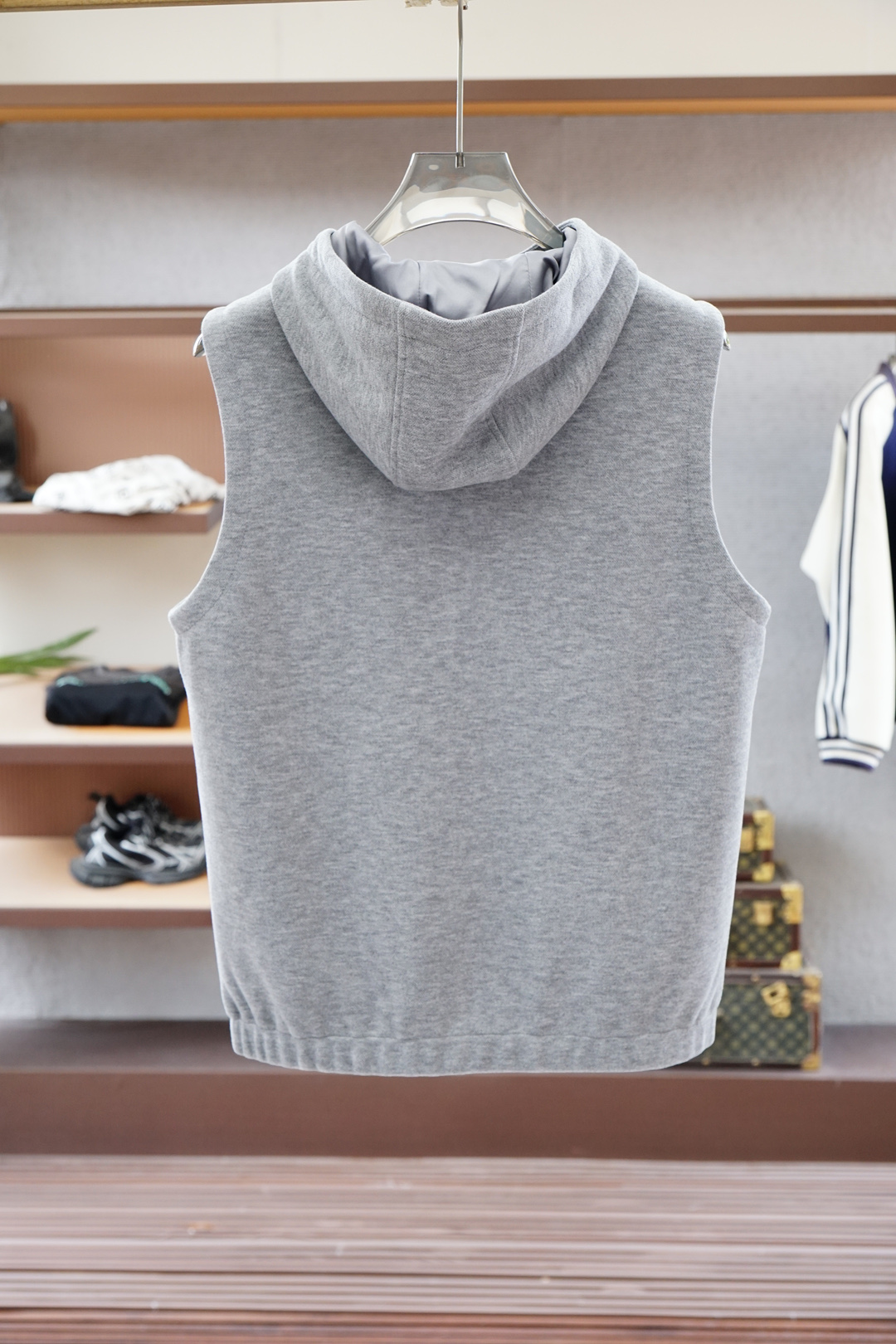 
lP🆕-儒雅绅士代表之作，叠穿首选。
lP🆕1965 秋冬系列混纺连帽设计男士马甲
面料选用64.4%