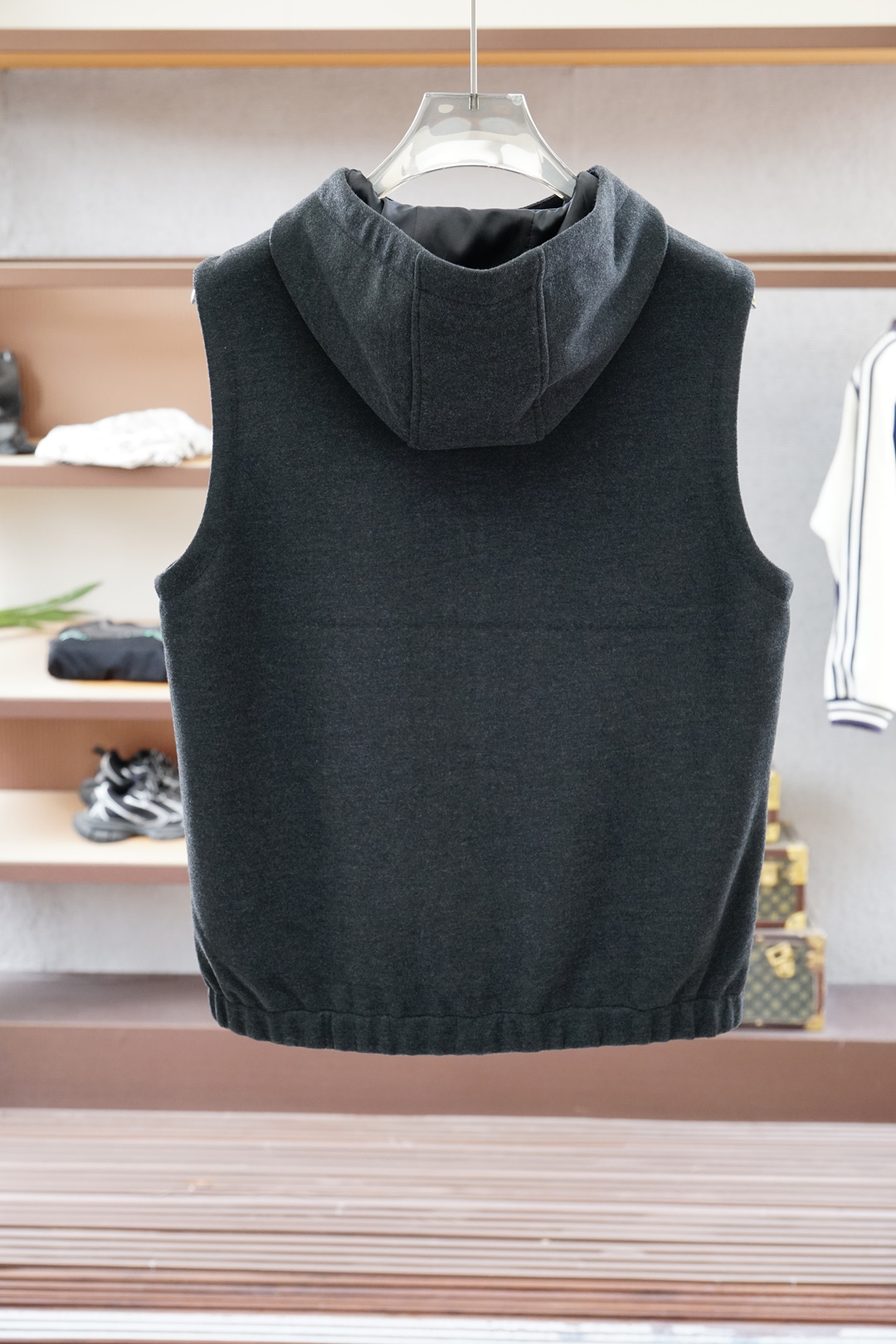 
lP🆕-儒雅绅士代表之作，叠穿首选。
lP🆕1965 秋冬系列混纺连帽设计男士马甲
面料选用64.4%