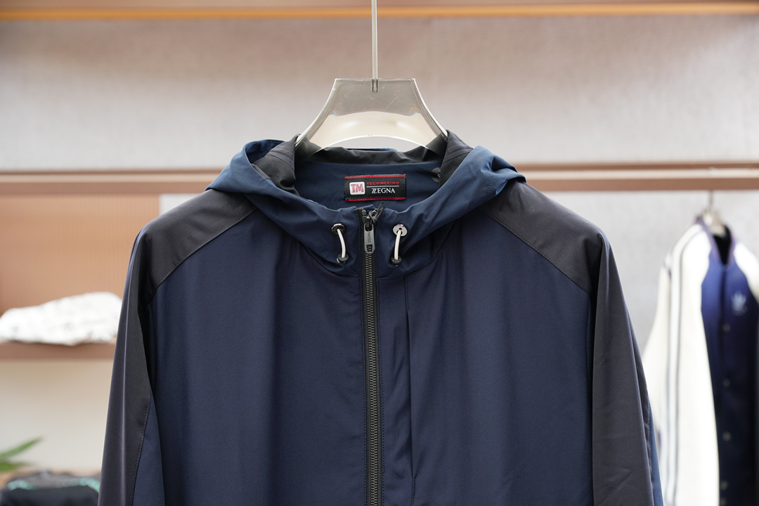  
杰尼亚/一套出售不拆分
 渠道顶奢之作~ZZ 商务休闲TM羊毛连帽休闲套装
 超级帅气又带有机能风格