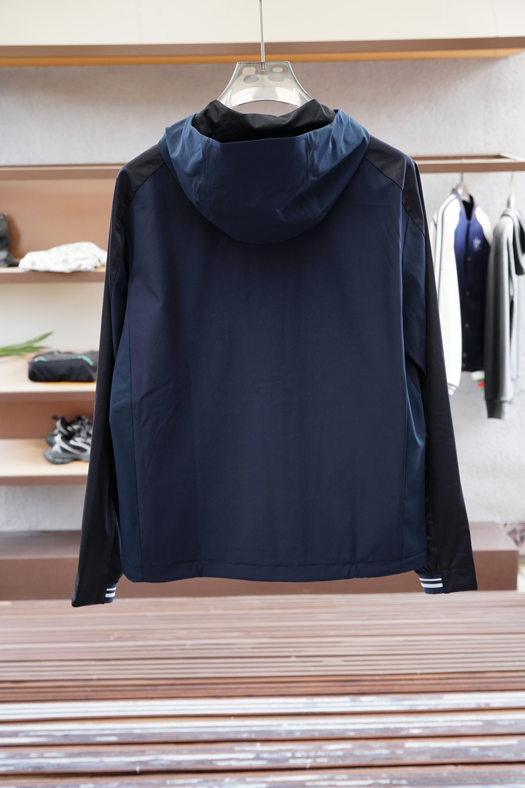  
杰尼亚/一套出售不拆分
 渠道顶奢之作~ZZ 商务休闲TM羊毛连帽休闲套装
 超级帅气又带有机能风格