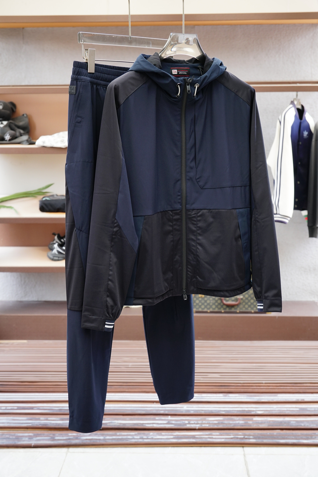  
杰尼亚/一套出售不拆分
 渠道顶奢之作~ZZ 商务休闲TM羊毛连帽休闲套装
 超级帅气又带有机能风格