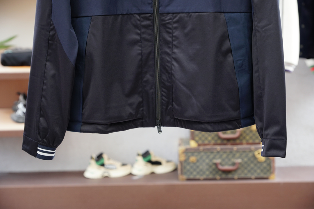  
杰尼亚/一套出售不拆分
 渠道顶奢之作~ZZ 商务休闲TM羊毛连帽休闲套装
 超级帅气又带有机能风格