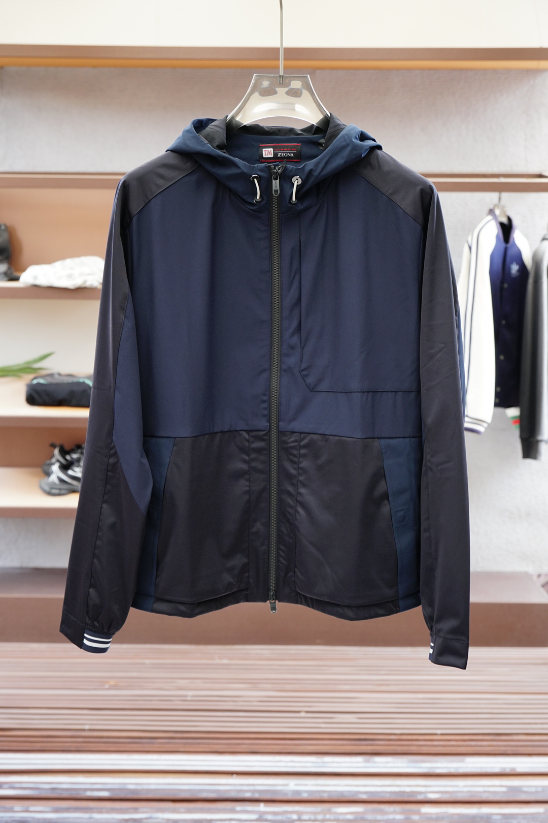  
杰尼亚/一套出售不拆分
 渠道顶奢之作~ZZ 商务休闲TM羊毛连帽休闲套装
 超级帅气又带有机能风格