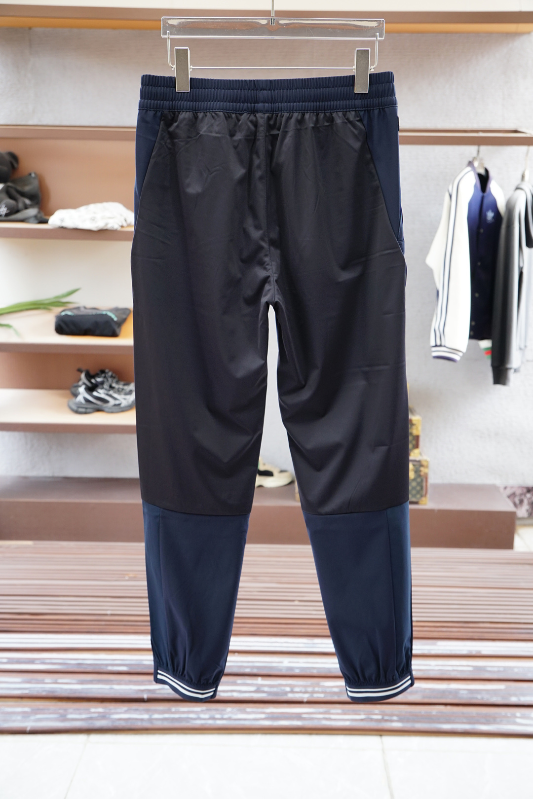  
杰尼亚/一套出售不拆分
 渠道顶奢之作~ZZ 商务休闲TM羊毛连帽休闲套装
 超级帅气又带有机能风格