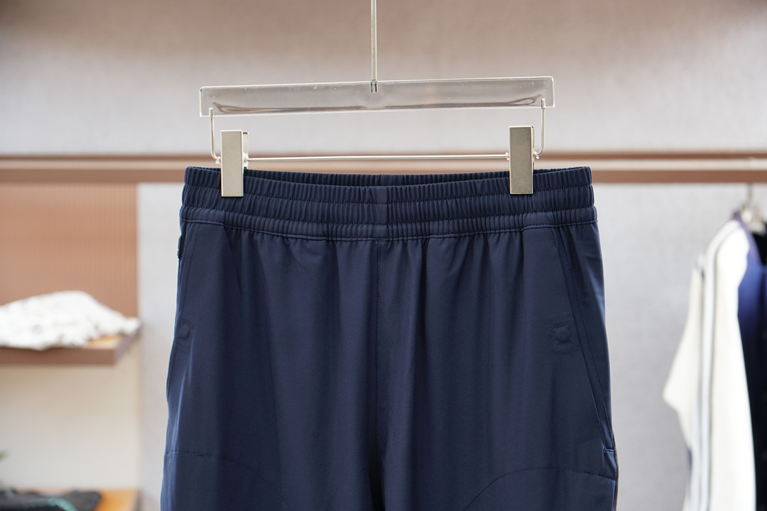  
杰尼亚/一套出售不拆分
 渠道顶奢之作~ZZ 商务休闲TM羊毛连帽休闲套装
 超级帅气又带有机能风格