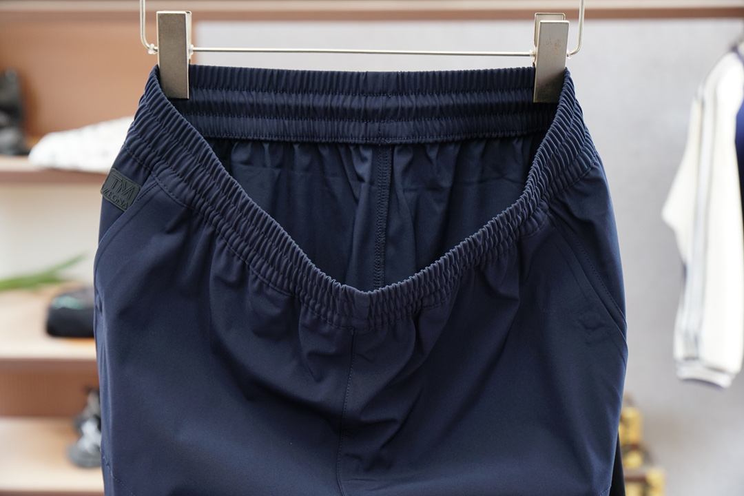  
杰尼亚/一套出售不拆分
 渠道顶奢之作~ZZ 商务休闲TM羊毛连帽休闲套装
 超级帅气又带有机能风格