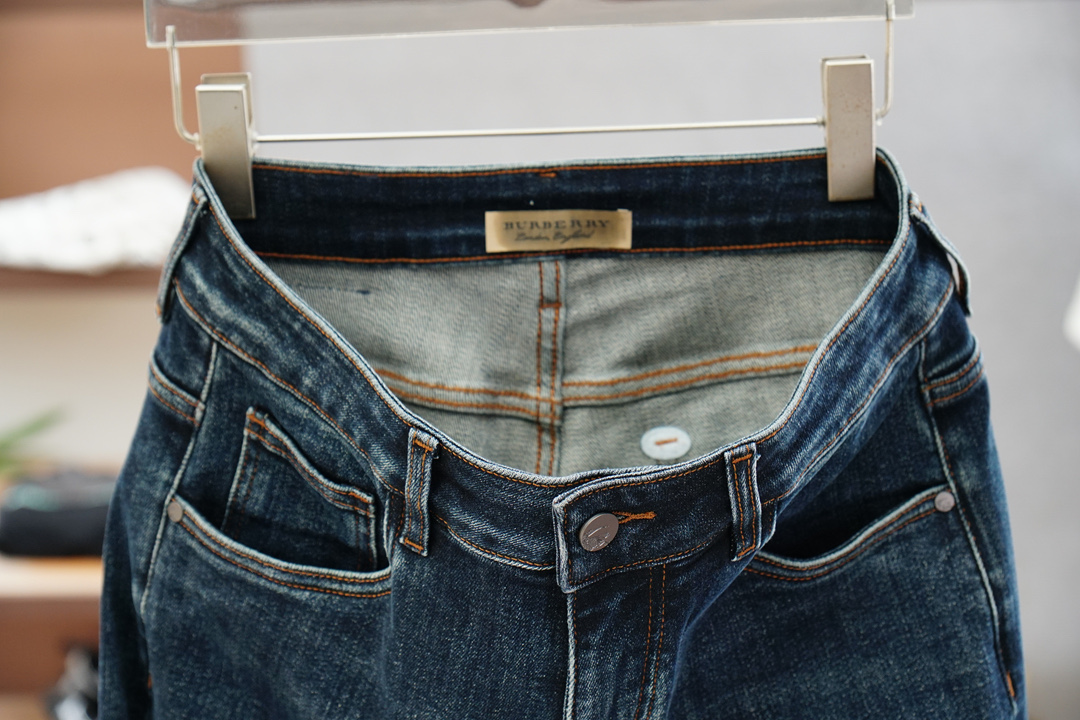 
BBR 巴宝莉/新款来袭早秋新款新款休闲裤牛仔裤，高端定制系列。进口高密度纯棉加沙洗工艺舒适柔软亲肤，