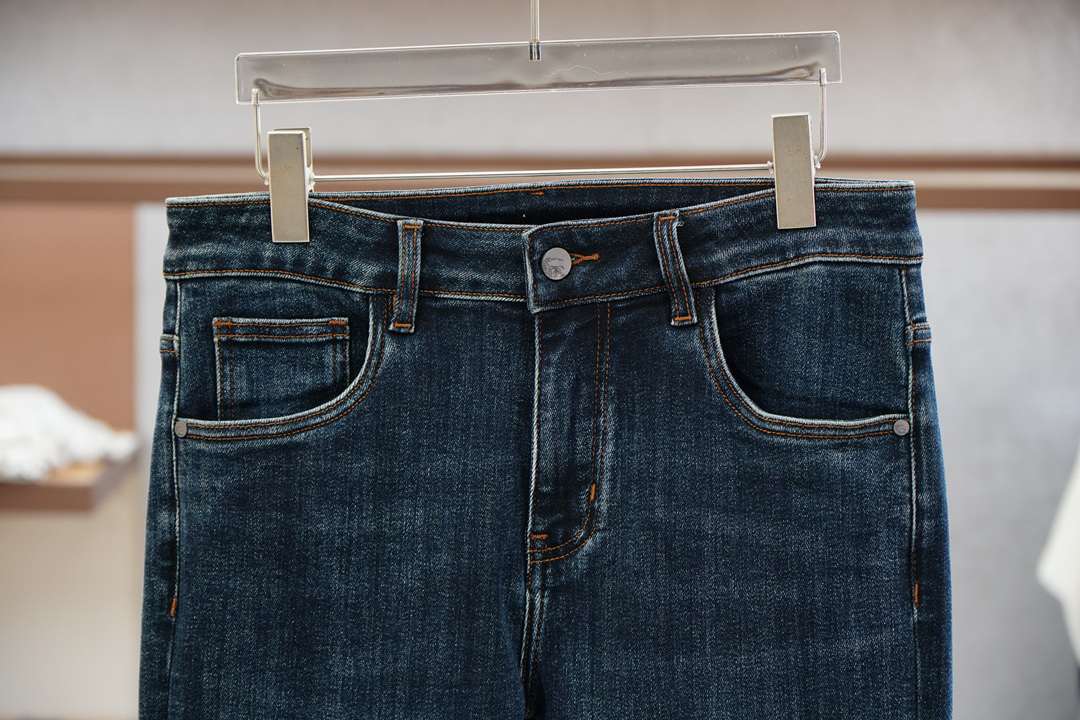 
BBR 巴宝莉/新款来袭早秋新款新款休闲裤牛仔裤，高端定制系列。进口高密度纯棉加沙洗工艺舒适柔软亲肤，