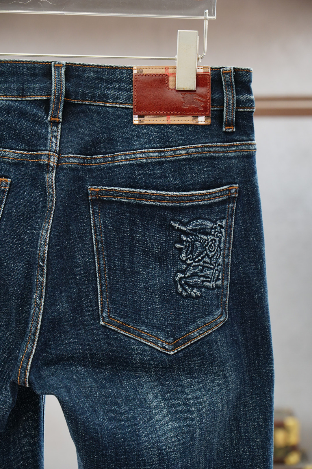 
BBR 巴宝莉/新款来袭早秋新款新款休闲裤牛仔裤，高端定制系列。进口高密度纯棉加沙洗工艺舒适柔软亲肤，