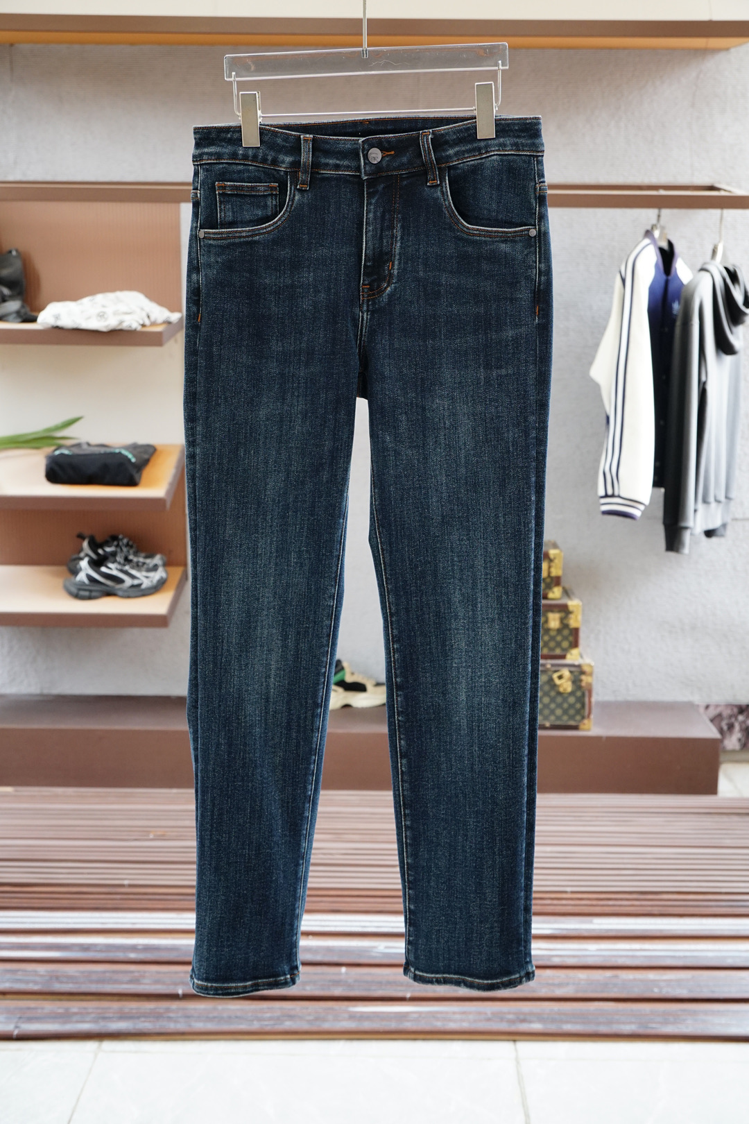 NO:538053,BBR Burberry/New style is coming early autumn new style casual pants jeans, high-end custom series. Imported high-density pure cotton Gaza washing process is comfortable, soft and skin-friendly, straight and not easy to wrinkle, simple and clear, super versatile, super fashionable and versatile, straight and stylish, must-have in the wardrobe!  Suitable for any occasion to wear 30-38 pick up the next day, burberry, jeans, alexander wang19860909BB人R巴宝莉/新款来袭早秋新款新款休闲裤牛仔裤,高端定制系列.进口高密度纯棉加沙洗工艺舒适柔软亲肤,笔挺不易起皱,简单明了,超级百搭上身效果超级棒时尚百搭,笔挺有型,衣橱必备！适合任何场合穿着 30-38隔天取货无,,burberry,jeans,alexander wang,Men's clothing