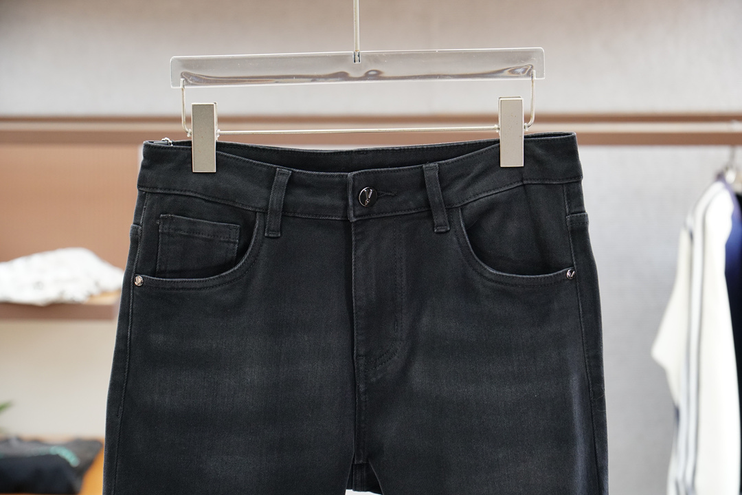 
华伦天奴-新款来袭早秋新款新款休闲裤牛仔裤，高端定制系列。进口高密度纯棉加沙洗工艺舒适柔软亲肤，笔挺不