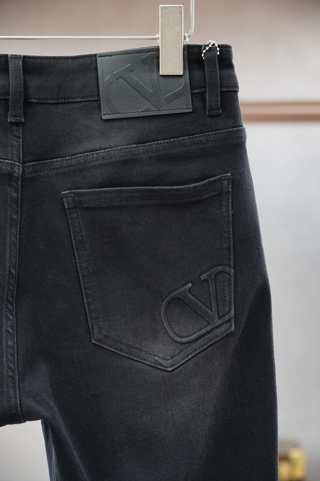 
华伦天奴-新款来袭早秋新款新款休闲裤牛仔裤，高端定制系列。进口高密度纯棉加沙洗工艺舒适柔软亲肤，笔挺不