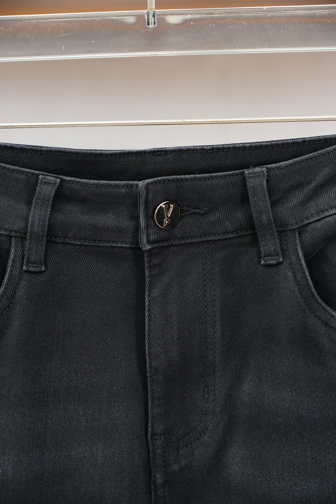 
华伦天奴-新款来袭早秋新款新款休闲裤牛仔裤，高端定制系列。进口高密度纯棉加沙洗工艺舒适柔软亲肤，笔挺不