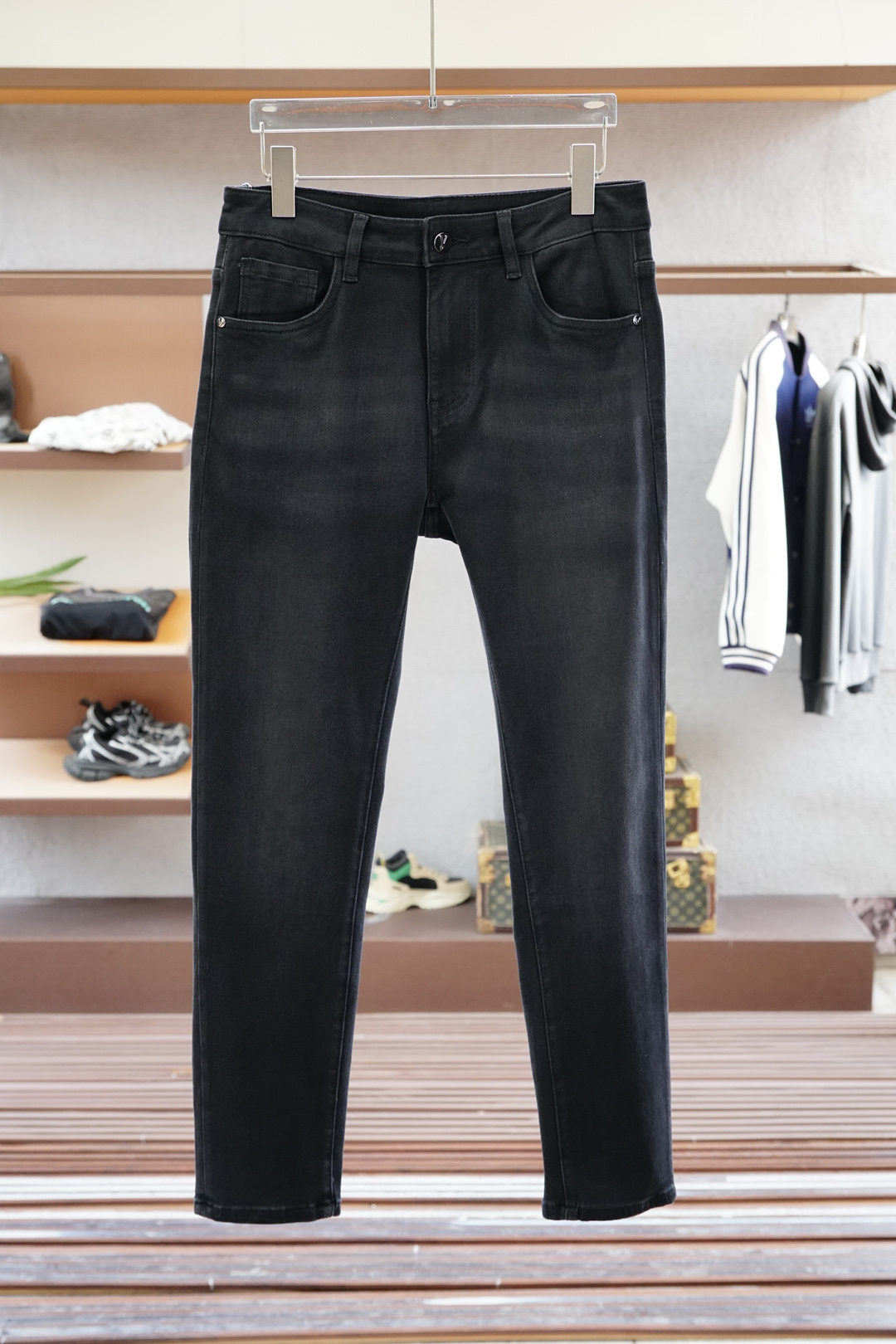 
华伦天奴-新款来袭早秋新款新款休闲裤牛仔裤，高端定制系列。进口高密度纯棉加沙洗工艺舒适柔软亲肤，笔挺不