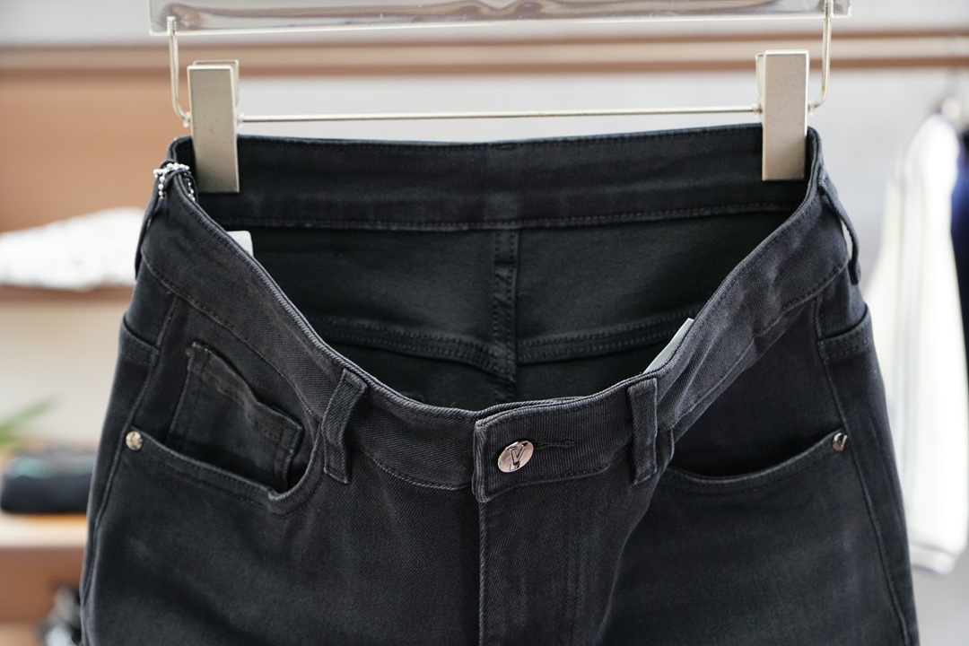 
华伦天奴-新款来袭早秋新款新款休闲裤牛仔裤，高端定制系列。进口高密度纯棉加沙洗工艺舒适柔软亲肤，笔挺不