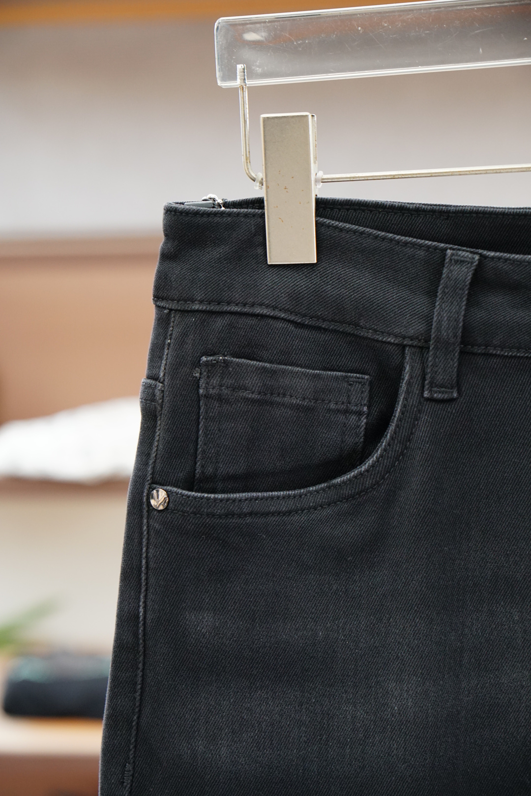 
华伦天奴-新款来袭早秋新款新款休闲裤牛仔裤，高端定制系列。进口高密度纯棉加沙洗工艺舒适柔软亲肤，笔挺不