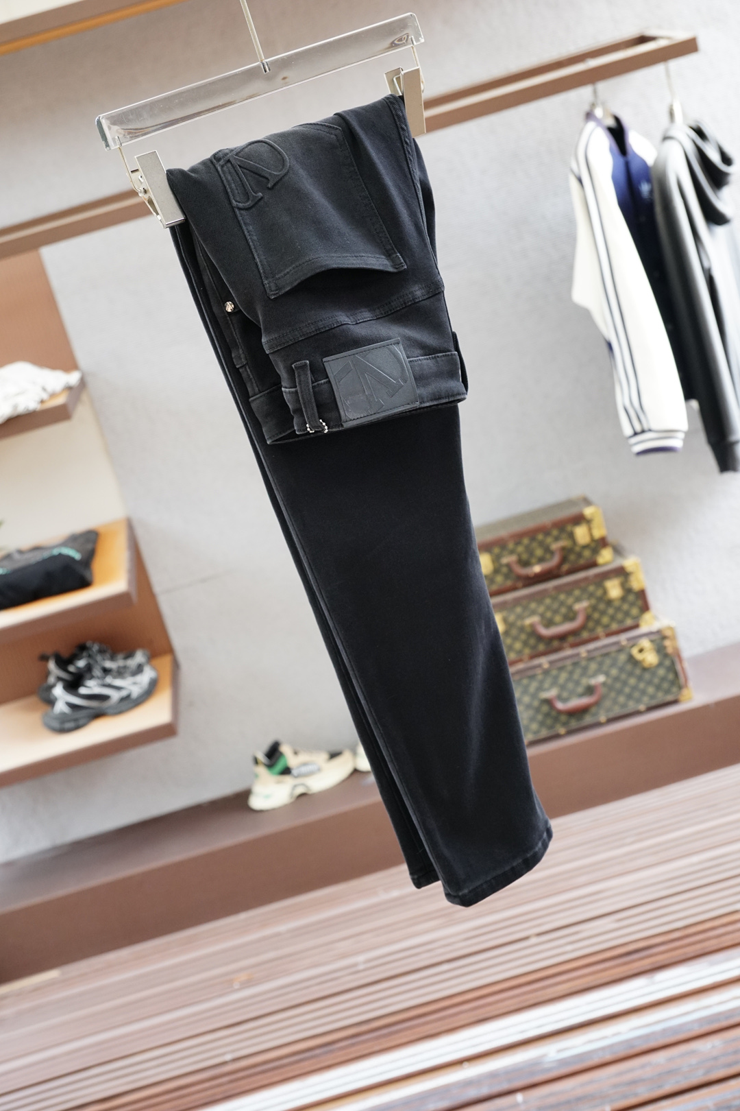 
华伦天奴-新款来袭早秋新款新款休闲裤牛仔裤，高端定制系列。进口高密度纯棉加沙洗工艺舒适柔软亲肤，笔挺不