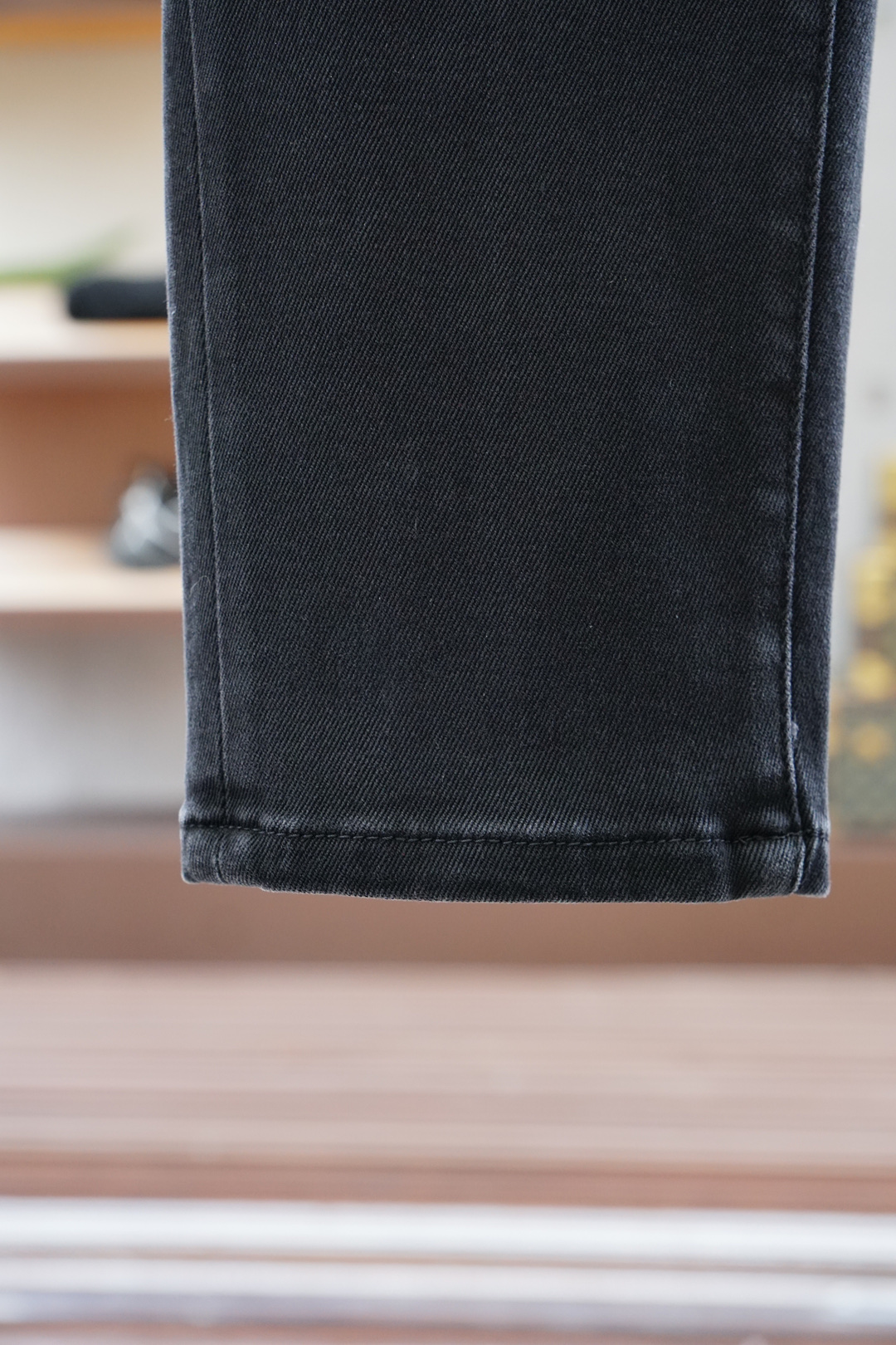 
华伦天奴-新款来袭早秋新款新款休闲裤牛仔裤，高端定制系列。进口高密度纯棉加沙洗工艺舒适柔软亲肤，笔挺不