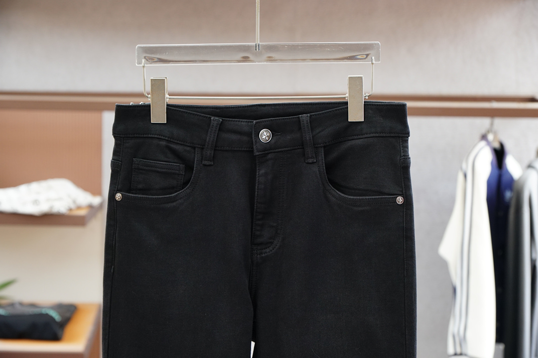 
lP🆕-新款来袭早秋新款新款休闲裤牛仔裤，高端定制系列。进口高密度纯棉加沙洗工艺舒适柔软亲肤，笔挺不易