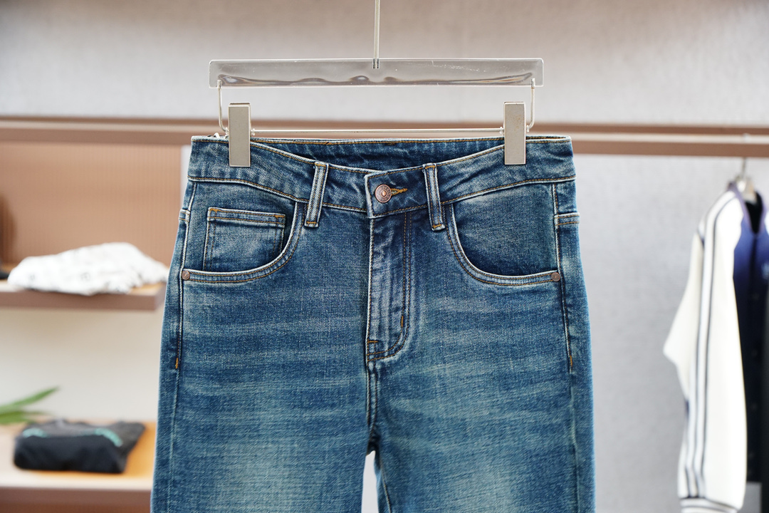 
Miu Miu-新款来袭早秋新款新款休闲裤牛仔裤，高端定制系列。进口高密度纯棉加沙洗工艺舒适柔软亲肤，