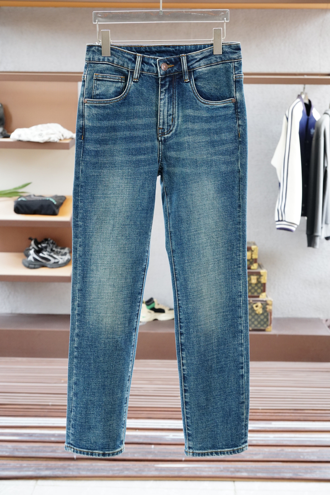 
Miu Miu-新款来袭早秋新款新款休闲裤牛仔裤，高端定制系列。进口高密度纯棉加沙洗工艺舒适柔软亲肤，