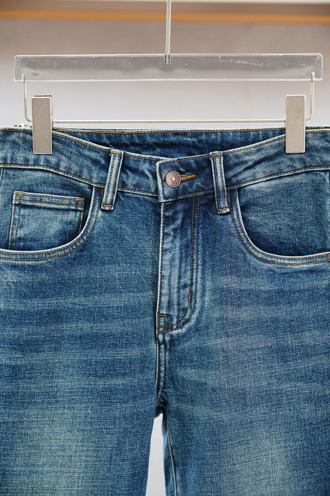 
Miu Miu-新款来袭早秋新款新款休闲裤牛仔裤，高端定制系列。进口高密度纯棉加沙洗工艺舒适柔软亲肤，