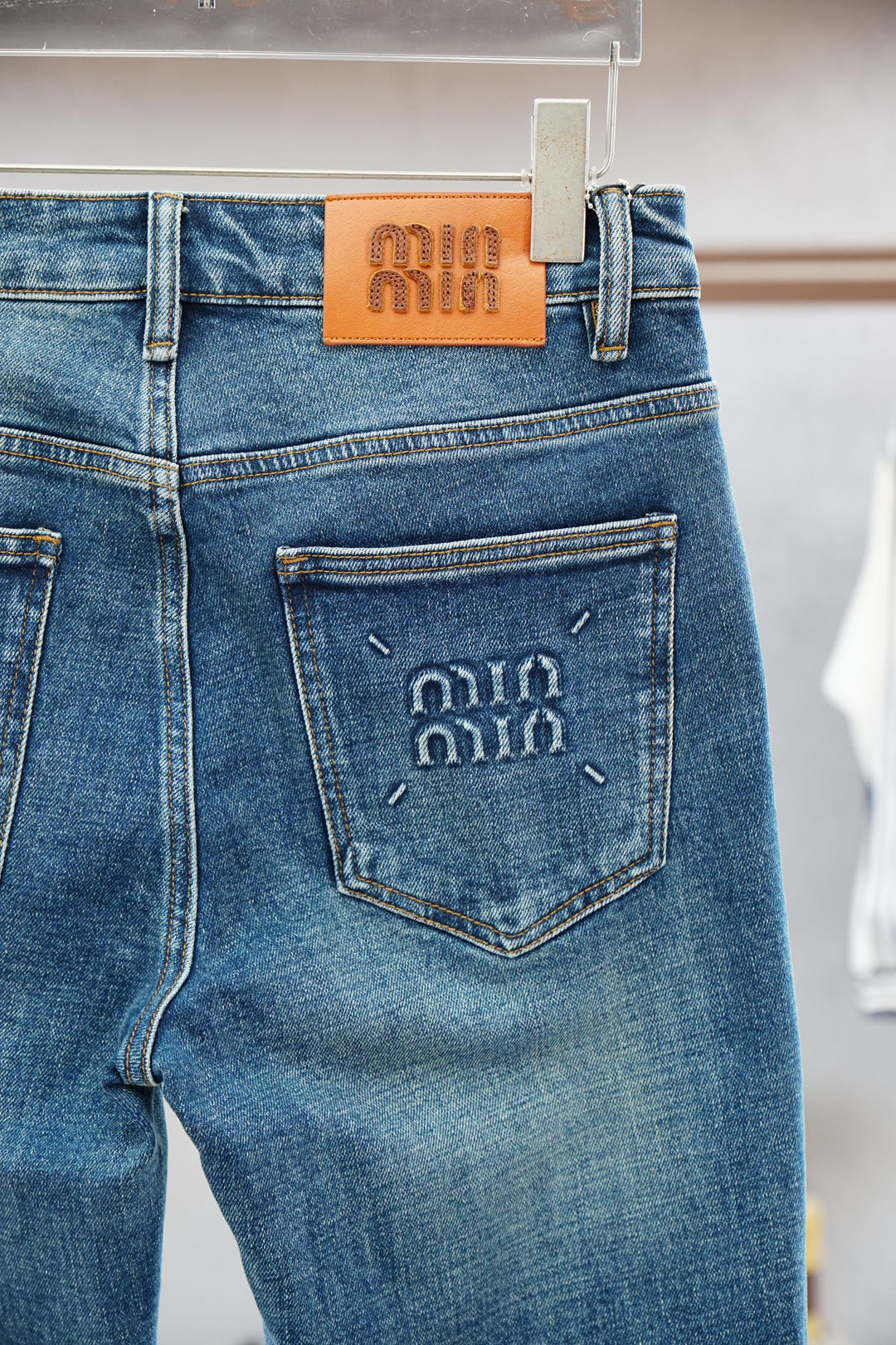 
Miu Miu-新款来袭早秋新款新款休闲裤牛仔裤，高端定制系列。进口高密度纯棉加沙洗工艺舒适柔软亲肤，