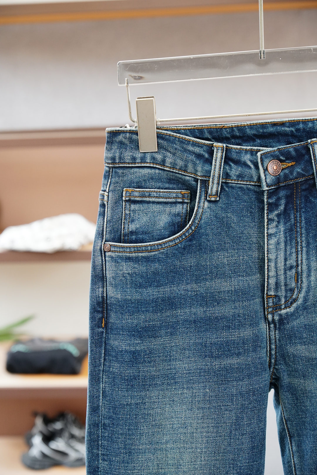 
Miu Miu-新款来袭早秋新款新款休闲裤牛仔裤，高端定制系列。进口高密度纯棉加沙洗工艺舒适柔软亲肤，