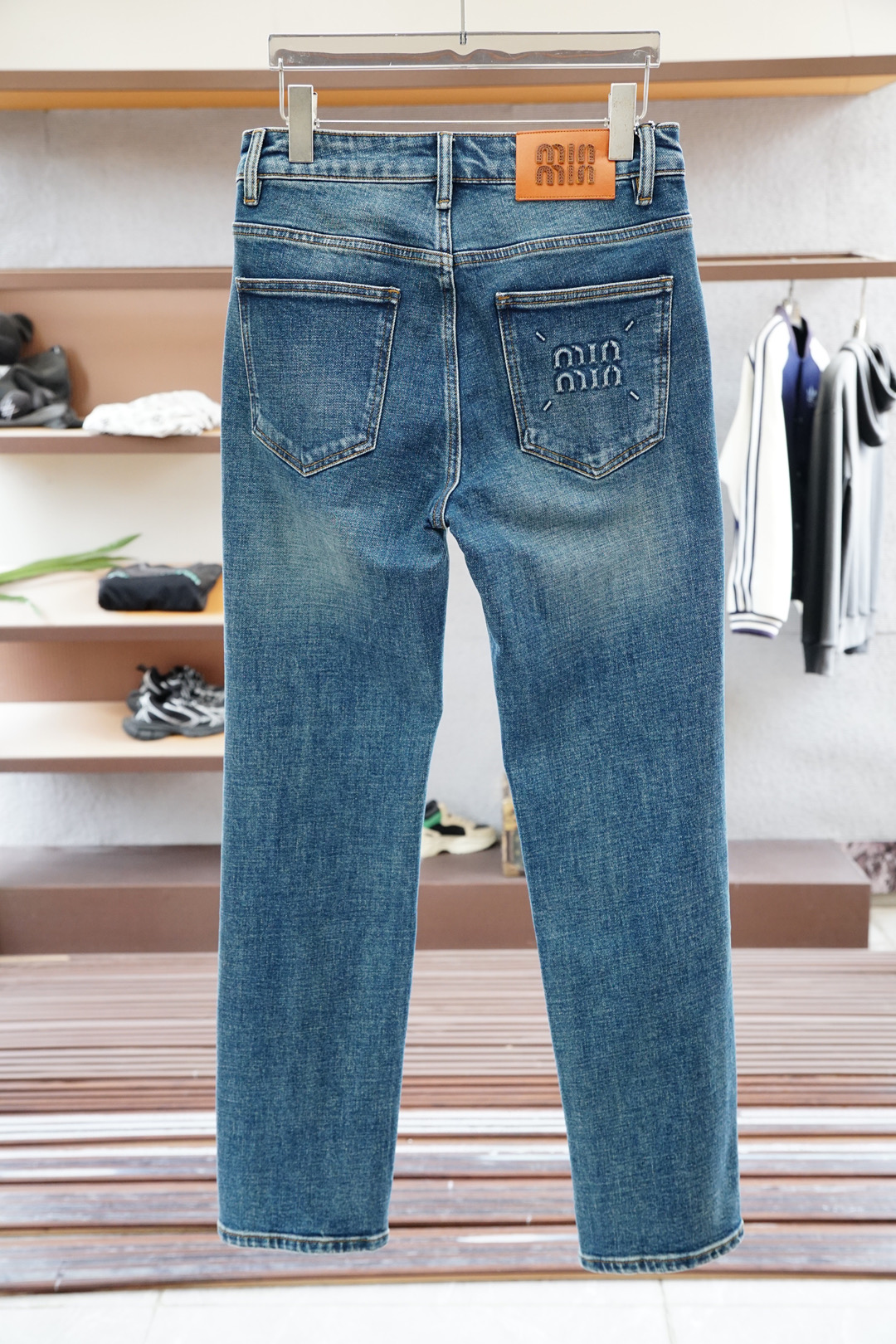 
Miu Miu-新款来袭早秋新款新款休闲裤牛仔裤，高端定制系列。进口高密度纯棉加沙洗工艺舒适柔软亲肤，