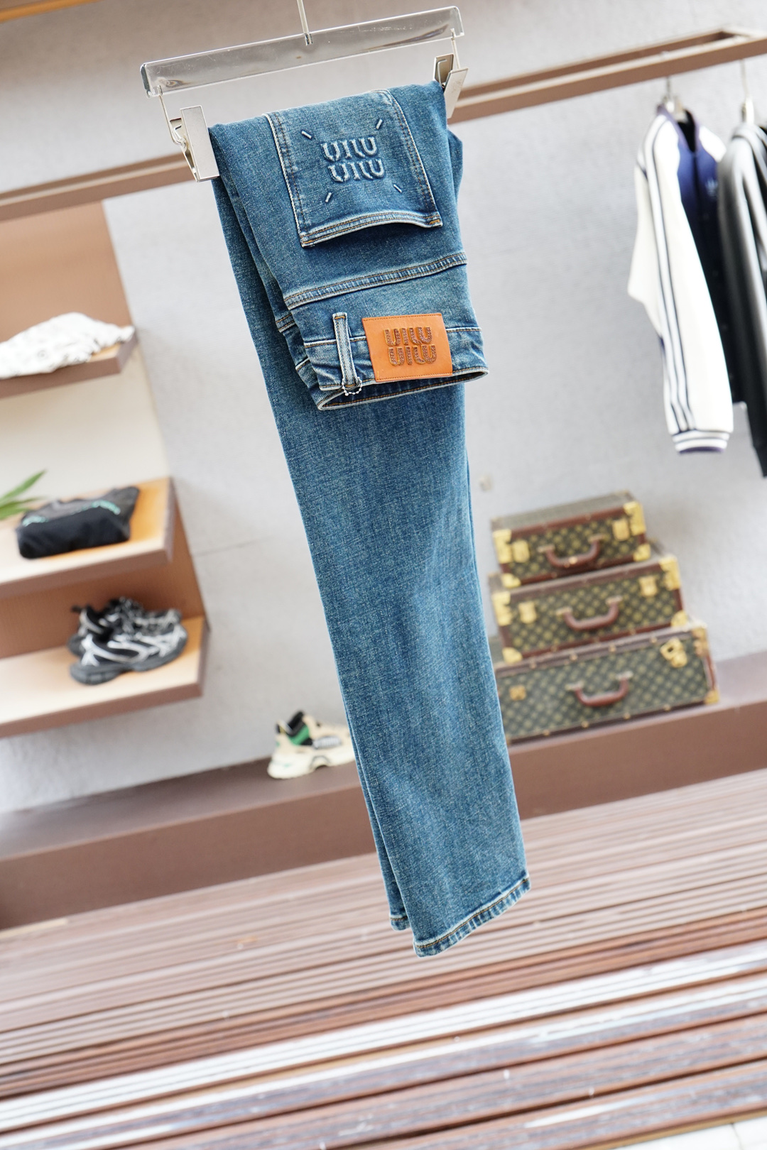 
Miu Miu-新款来袭早秋新款新款休闲裤牛仔裤，高端定制系列。进口高密度纯棉加沙洗工艺舒适柔软亲肤，