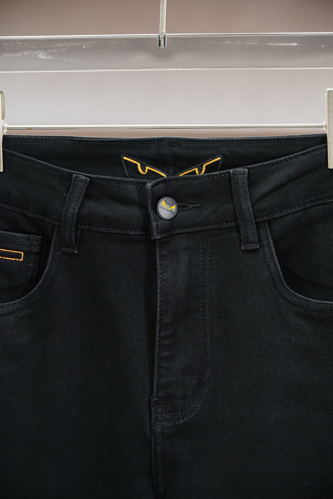 
Fendi 芬迪/新款来袭早秋新款新款休闲裤牛仔裤，高端定制系列。进口高密度纯棉加沙洗工艺舒适柔软亲肤