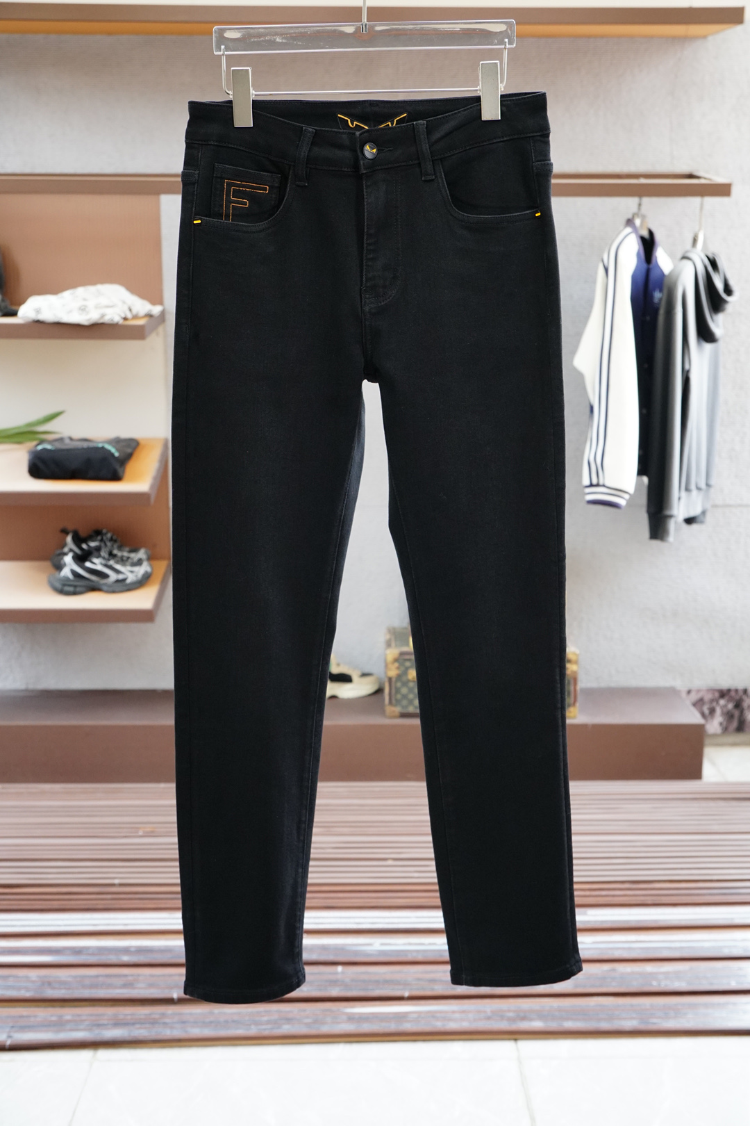 
Fendi 芬迪/新款来袭早秋新款新款休闲裤牛仔裤，高端定制系列。进口高密度纯棉加沙洗工艺舒适柔软亲肤