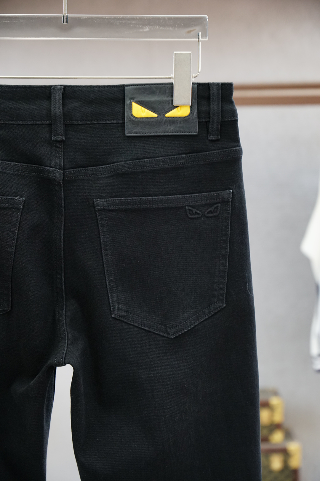 
Fendi 芬迪/新款来袭早秋新款新款休闲裤牛仔裤，高端定制系列。进口高密度纯棉加沙洗工艺舒适柔软亲肤