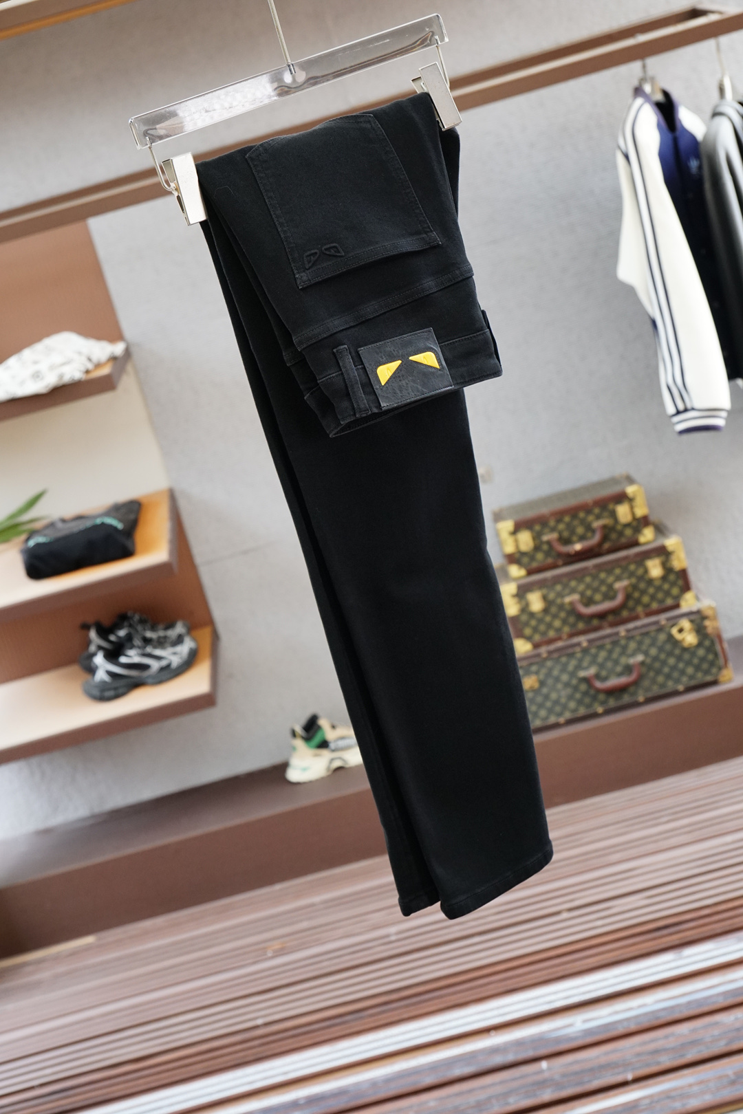 
Fendi 芬迪/新款来袭早秋新款新款休闲裤牛仔裤，高端定制系列。进口高密度纯棉加沙洗工艺舒适柔软亲肤