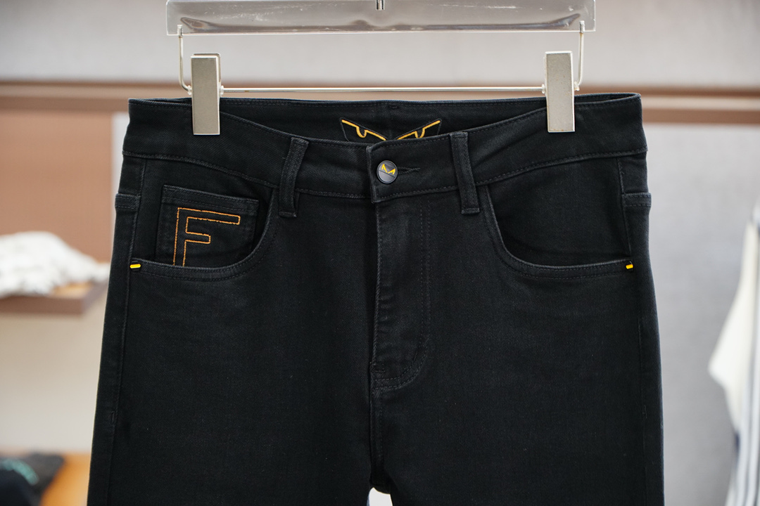 
Fendi 芬迪/新款来袭早秋新款新款休闲裤牛仔裤，高端定制系列。进口高密度纯棉加沙洗工艺舒适柔软亲肤