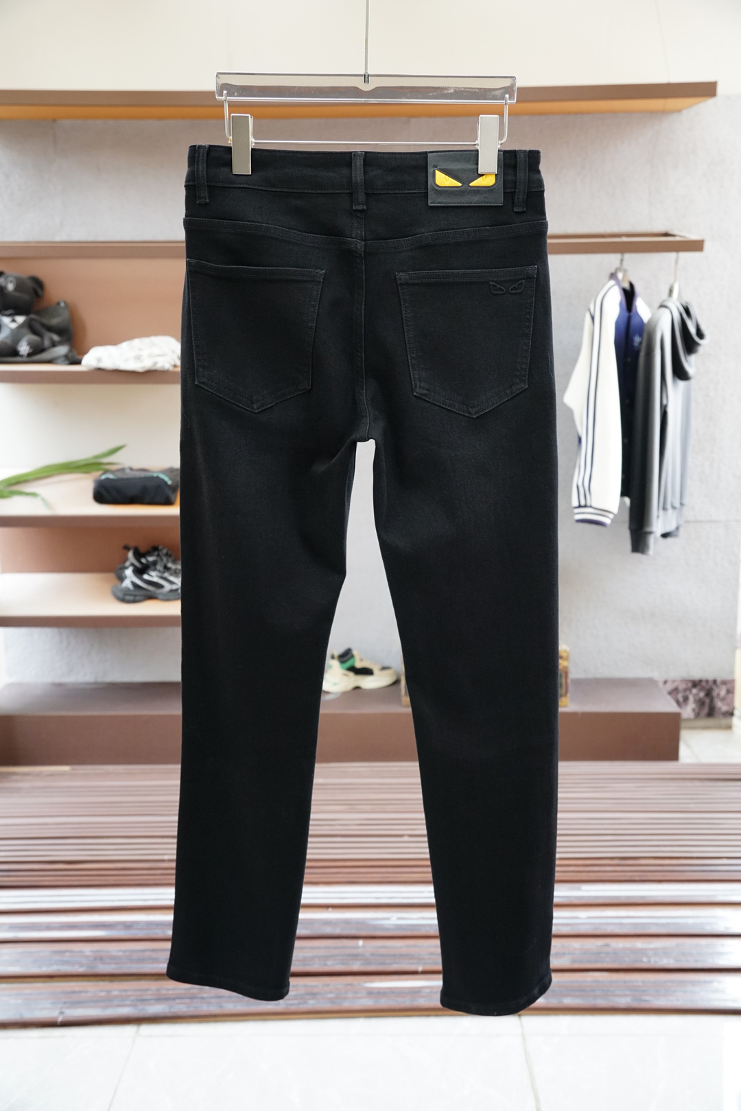 
Fendi 芬迪/新款来袭早秋新款新款休闲裤牛仔裤，高端定制系列。进口高密度纯棉加沙洗工艺舒适柔软亲肤