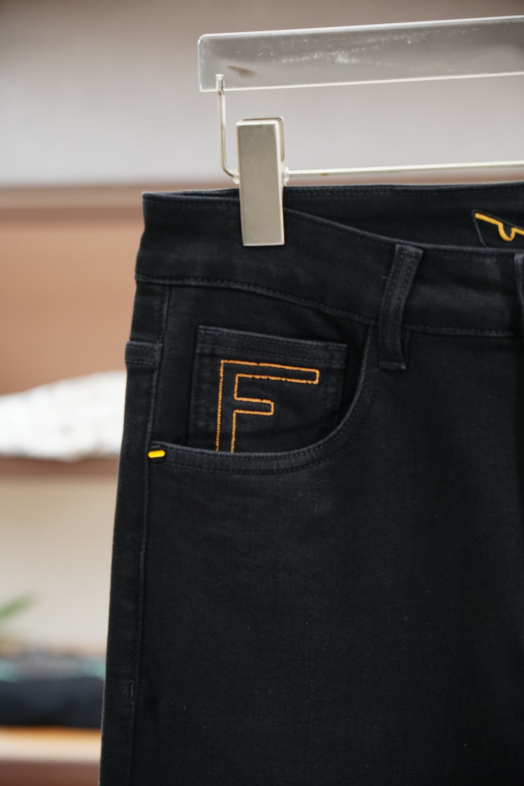 
Fendi 芬迪/新款来袭早秋新款新款休闲裤牛仔裤，高端定制系列。进口高密度纯棉加沙洗工艺舒适柔软亲肤