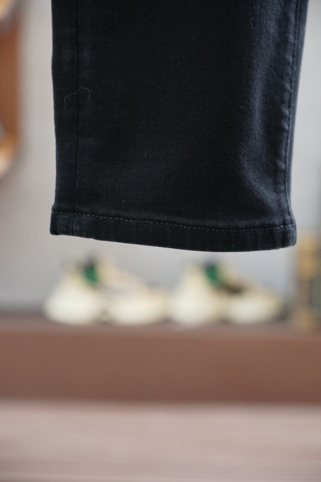 
Fendi 芬迪/新款来袭早秋新款新款休闲裤牛仔裤，高端定制系列。进口高密度纯棉加沙洗工艺舒适柔软亲肤