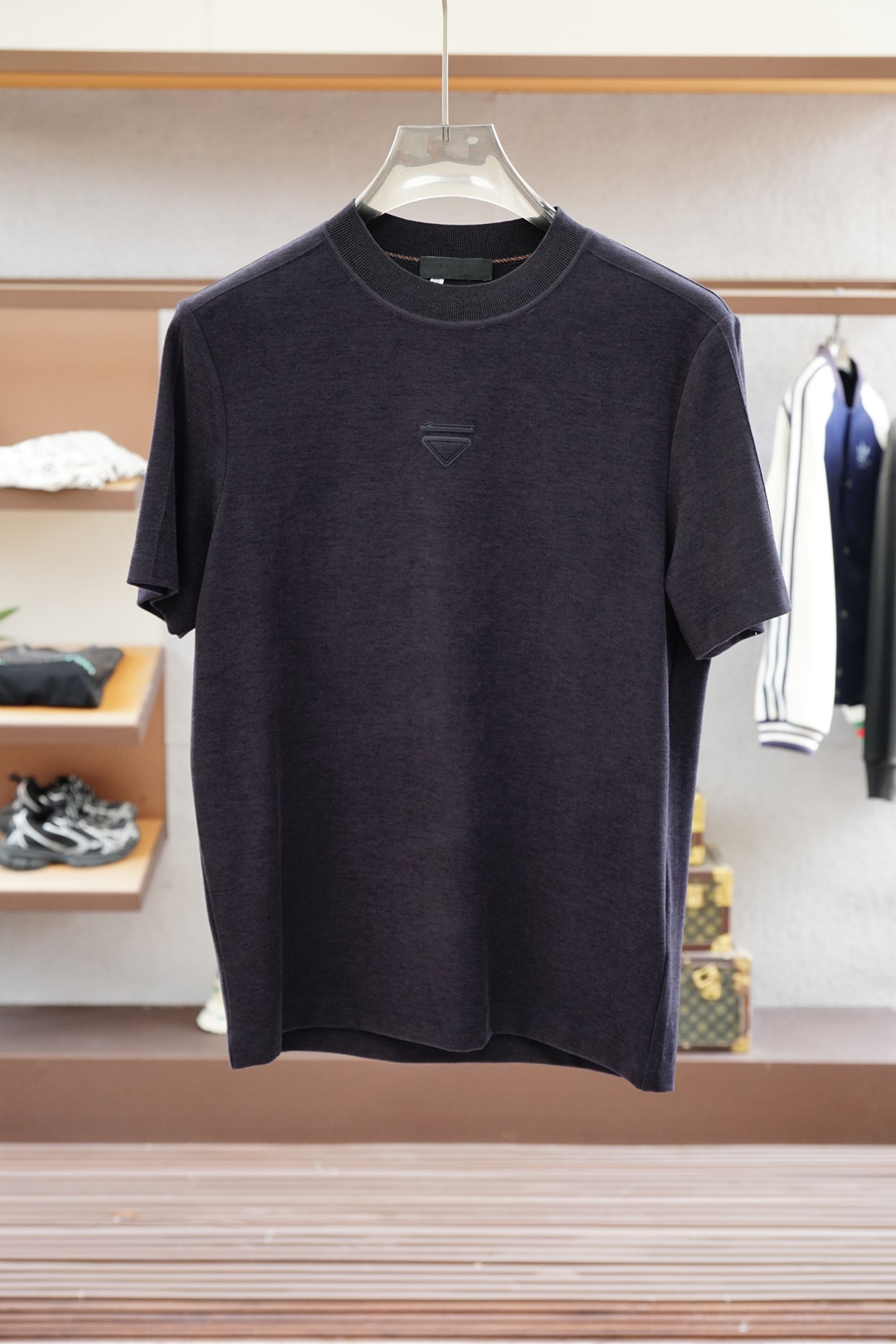 NO:524130,Prada - high-end garments 2025 autumn and winter basement series!  Mature men, light men, favorite styles, the most classic, clean color commuting, versatile and handsome round neck short-sleeved base shirt, consistently good style, imported original ultra-fine knitted fabric is soft, elastic and delicate, basic base shirts are indispensable in men's wardrobe, and can be matched with various clothing anytime and anywhere to meet your daily life needs. The fabrics and factories we choose are all used by first-tier brands, and the clothes are very simple and low-key designs. Dear, buy them quickly!  Size M-XX L (model 173120 jin M), prada, prada, T-shirt, alexander wang19860909Prada 普拉达-高级成衣 2025秋冬打底系列！熟男 轻熟男 最爱款式 最经典净色通勤百搭帅气的圆领短袖打底衫 一贯的好版型 进口原版超细针织面料柔软 弹性细腻 男人的衣柜都少不了基础打底衫 随时随地都可以拿来搭配各种服饰 满足您日常生活需求 .我们所选择的面料及工厂都是一线品牌所使用的 ,衣服设计非常的简洁 ,很是低调的设计 亲们赶紧入手！尺码M-XX L（模特173120斤M）,,prada,prada,T-shirt,alexander wang,Men's clothing