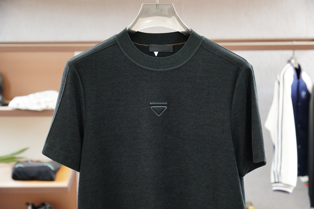 
Prada 普拉达-高级成衣 2025秋冬打底系列！熟男 轻熟男 最爱款式 最经典净色通勤百搭帅气的圆