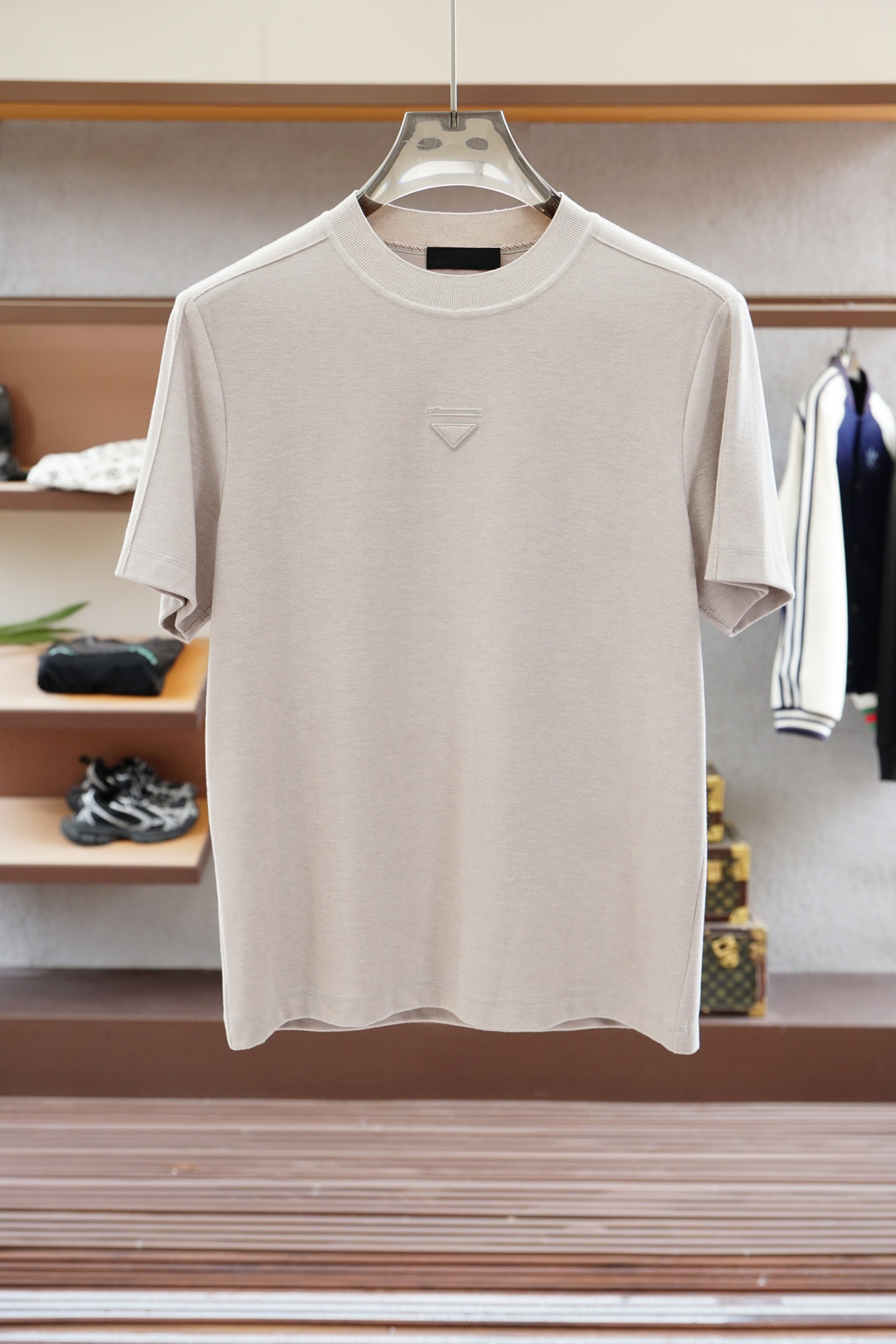 
Prada普拉达-高级成衣 2025秋冬打底系列！熟男 轻熟男 最爱款式 最经典净色通勤百搭帅气的圆领