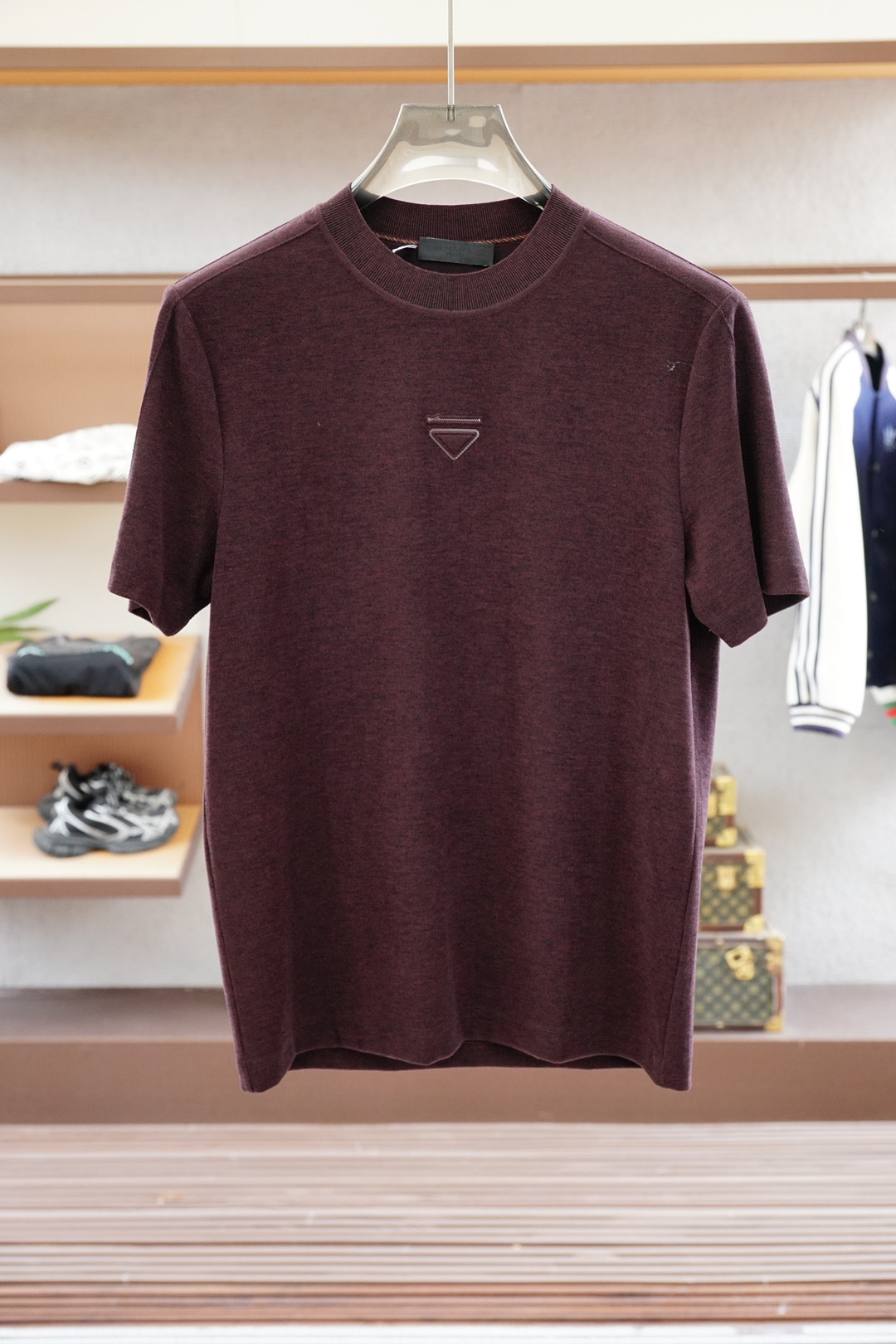 NO:524131,Prada - high-end ready-to-wear 2025 autumn and winter basement series!  Mature men, light men, favorite styles, the most classic, clean color commuting, versatile and handsome round neck short-sleeved base shirt, consistently good style, imported original ultra-fine knitted fabric is soft, elastic and delicate, basic base shirts are indispensable in men's wardrobe, and can be matched with various clothing anytime and anywhere to meet your daily life needs. The fabrics and factories we choose are all used by first-tier brands, and the clothes are very simple and low-key designs. Dear, buy them quickly!  Size M-XX L (model 173120 jin M), prada, prada, T-shirt, alexander wang19860909Prada普拉达-高级成衣 2025秋冬打底系列！熟男 轻熟男 最爱款式 最经典净色通勤百搭帅气的圆领短袖打底衫 一贯的好版型 进口原版超细针织面料柔软 弹性细腻 男人的衣柜都少不了基础打底衫 随时随地都可以拿来搭配各种服饰 满足您日常生活需求 .我们所选择的面料及工厂都是一线品牌所使用的 ,衣服设计非常的简洁 ,很是低调的设计 亲们赶紧入手！尺码M-XX L（模特173120斤M）,,prada,prada,T-shirt,alexander wang,Men's clothing