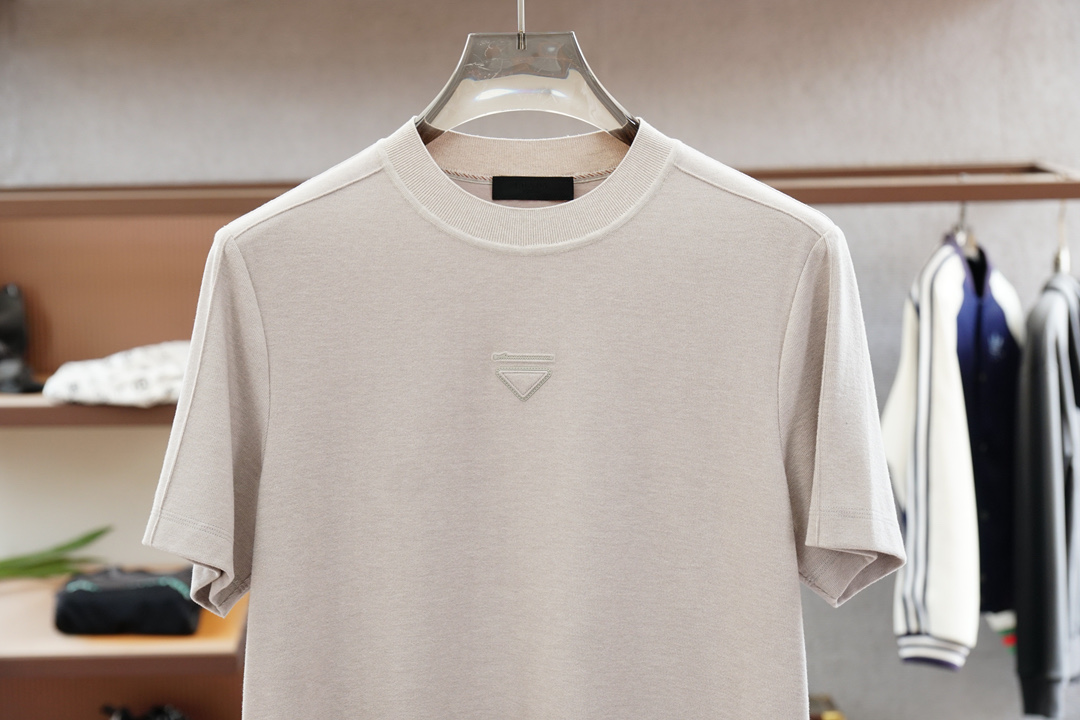 
Prada普拉达-高级成衣 2025秋冬打底系列！熟男 轻熟男 最爱款式 最经典净色通勤百搭帅气的圆领