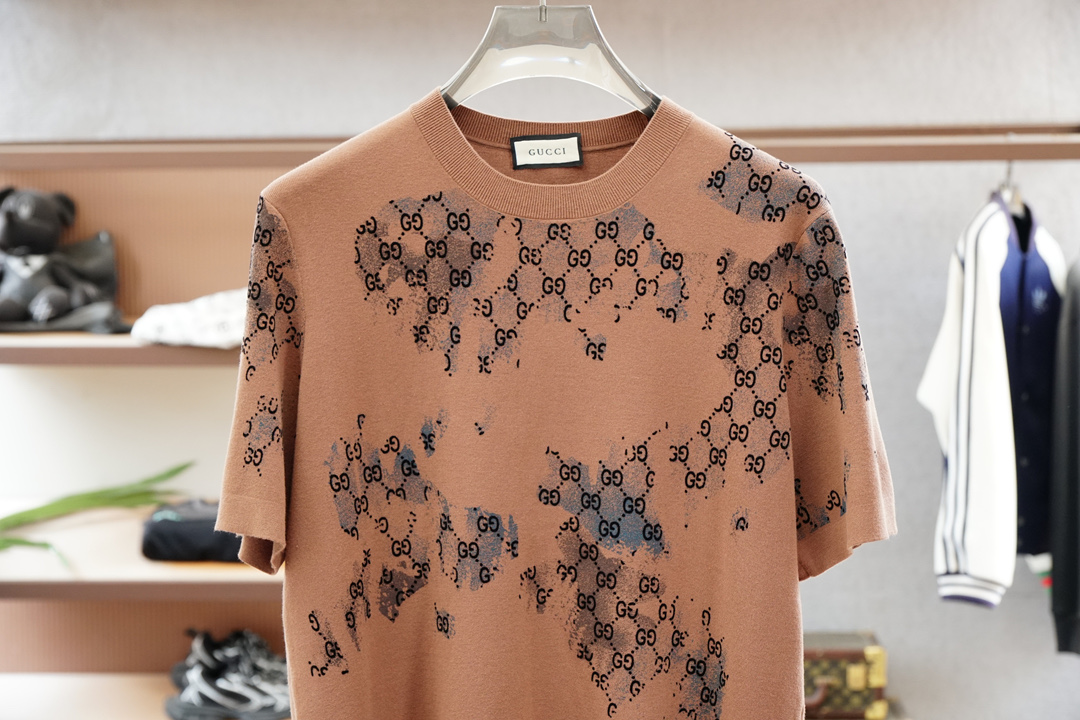 
Gucci 古奇
高级成衣 2025秋冬打底系列！熟男 轻熟男 最爱款式 最经典净色通勤百搭帅气的圆领