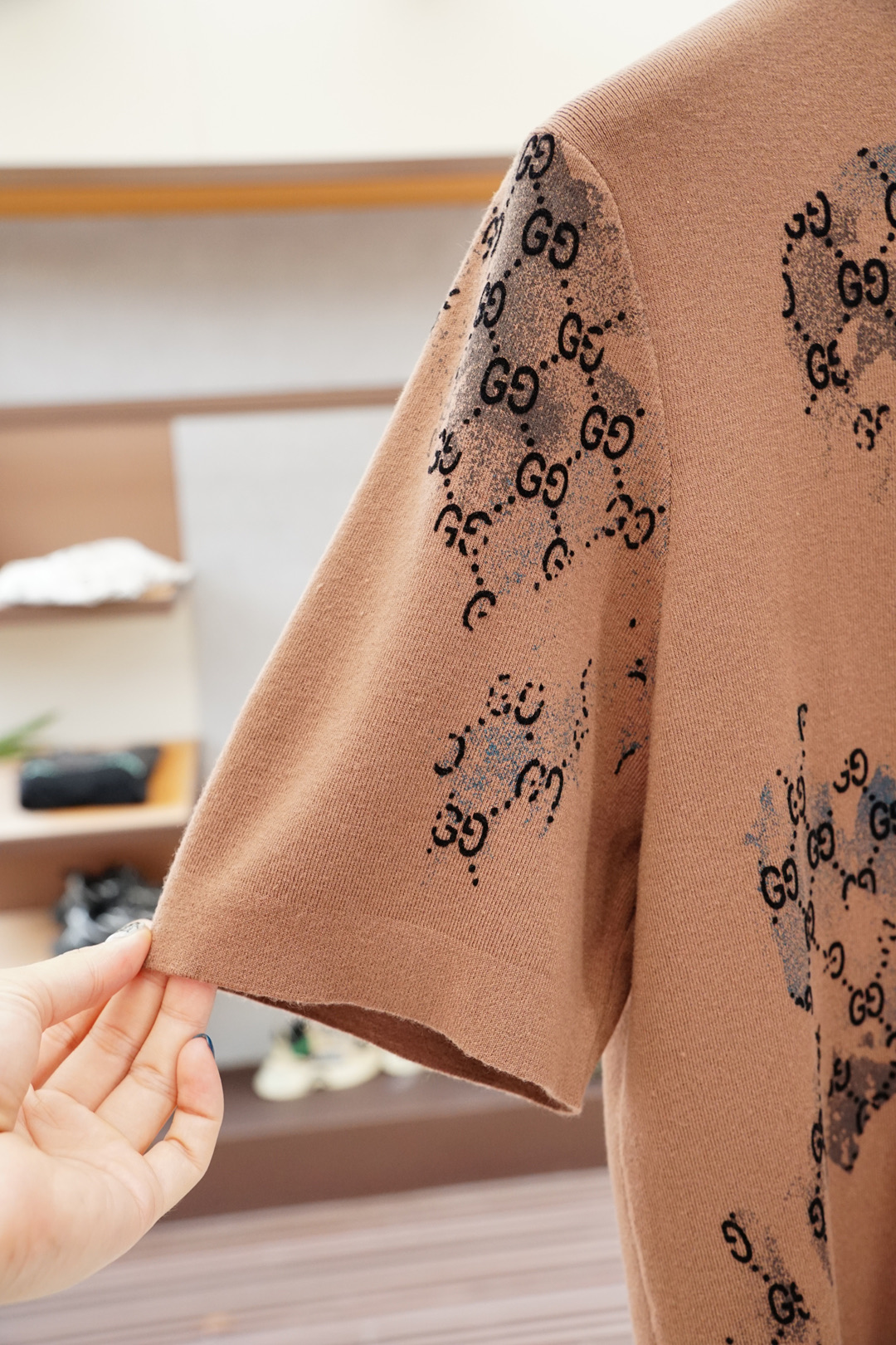 
Gucci 古奇
高级成衣 2025秋冬打底系列！熟男 轻熟男 最爱款式 最经典净色通勤百搭帅气的圆领