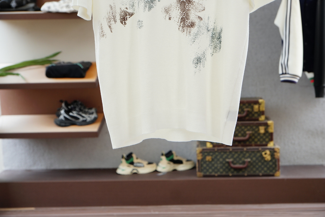 
Gucci 古奇
高级成衣 2025秋冬打底系列！熟男 轻熟男 最爱款式 最经典净色通勤百搭帅气的圆领