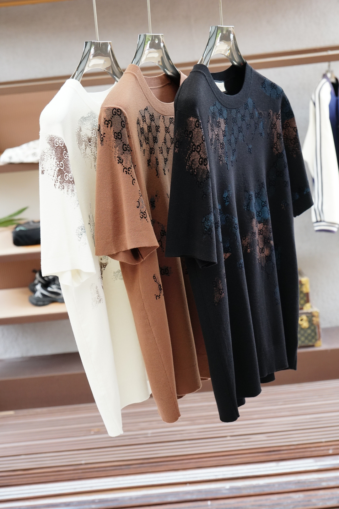 NO:528359,Gucci high-end garments 2025 autumn and winter basement series!  Mature men, light-client men, favorite styles, the most classic, clean color commuting, versatile and handsome round neck short-sleeved base shirt, the consistent good style, imported original ultra-fine imported soft knitted jacquard fabric is soft, elastic and delicate, men's wardrobe is indispensable for basic base shirts, which can be matched with various clothing anytime and anywhere to meet your daily life needs. The fabrics and factories we choose are all used by first-tier brands, and the clothes are very simple and low-key designs. Dears, buy them quickly!  Size M-XX L (model 173120 catties M), gucci, T-shirt, alexander wang19860909Gucci 古奇 高级成衣 2025秋冬打底系列！熟男 轻熟男 最爱款式 最经典净色通勤百搭帅气的圆领短袖打底衫 一贯的好版型 进口原版超细进口柔软针织提花面料柔软 弹性细腻 男人的衣柜都少不了基础打底衫 随时随地都可以拿来搭配各种服饰 满足您日常生活需求 .我们所选择的面料及工厂都是一线品牌所使用的 ,衣服设计非常的简洁 ,很是低调的设计 亲们赶紧入手！尺码M-XX L（模特173120斤M）,,gucci,T-shirt,alexander wang,Men's clothing