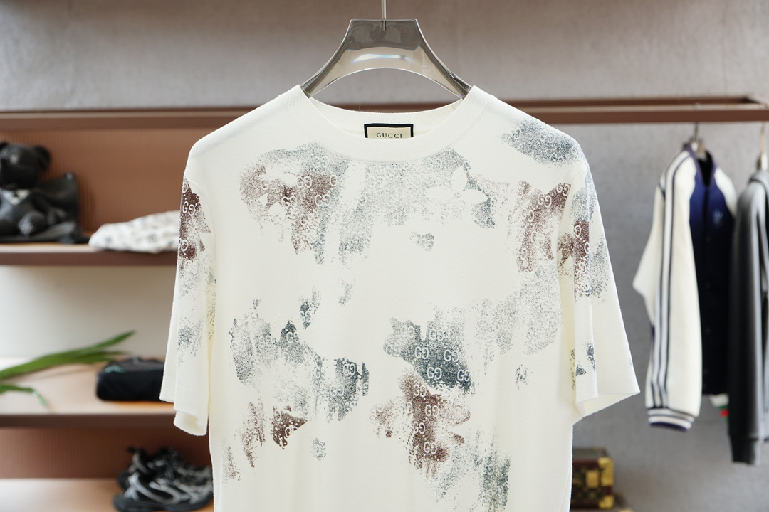 
Gucci 古奇
高级成衣 2025秋冬打底系列！熟男 轻熟男 最爱款式 最经典净色通勤百搭帅气的圆领