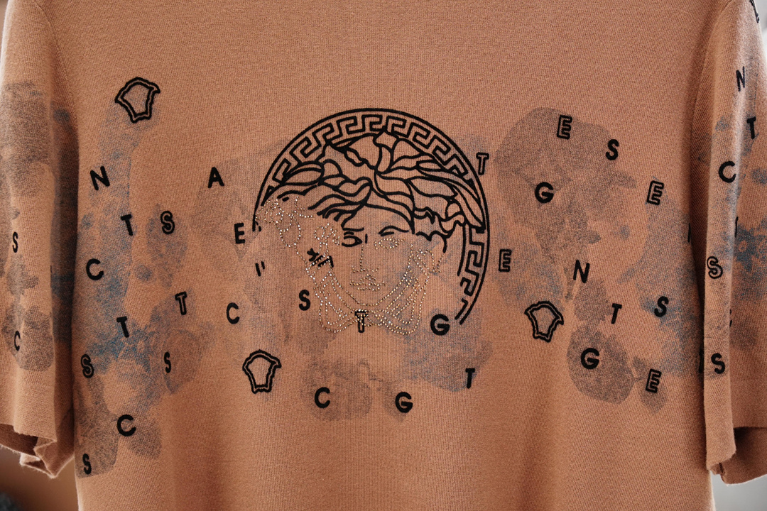 
Versace 范思哲
高级成衣 2025秋冬打底系列！熟男 轻熟男 最爱款式 最经典净色通勤百搭帅气