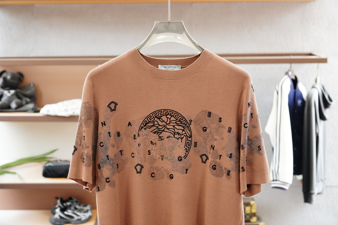 
Versace 范思哲
高级成衣 2025秋冬打底系列！熟男 轻熟男 最爱款式 最经典净色通勤百搭帅气